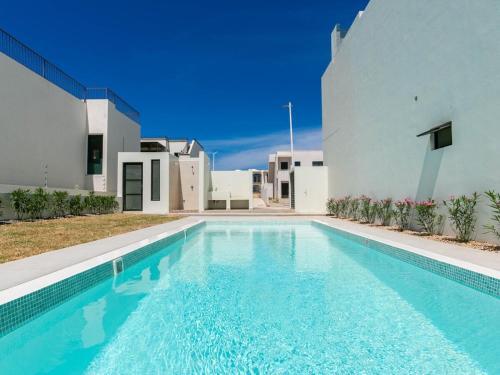 Bazén v ubytování Cozy full condo with pool and close to the beach nebo v jeho okolí