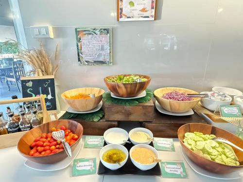 een tafel bedekt met kommen met groenten en andere ingrediënten bij Arawan Beach Resort Krabi in Ao Nam Mao