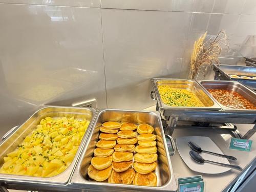 een buffet met dienbladen eten op een aanrecht bij Arawan Beach Resort Krabi in Ao Nam Mao