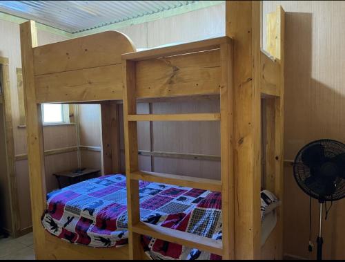 Een bed of bedden in een kamer bij Shady Pine Cabin