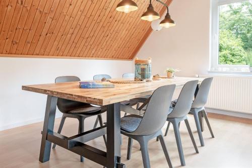 a kitchen with a wooden table and chairs at Steenkamp 32 Aus-Zeit in Timmendorfer Strand