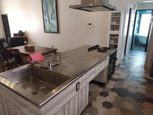kuchnia ze zlewem i blatem w obiekcie Resort Garden Villa 宮古島 w mieście Miyako-jima