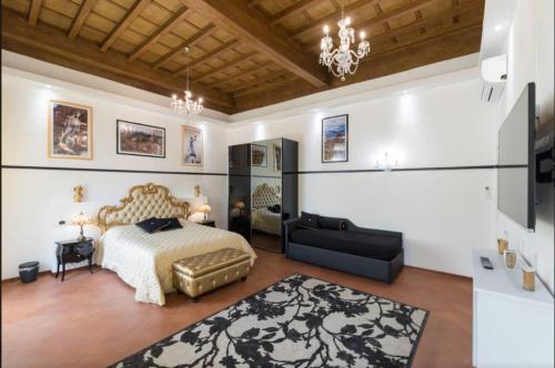 フィレンツェにあるFirenze Rentals Suite Serviのベッドルーム(キングサイズベッド1台、ソファ付)