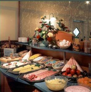 ein Buffet mit verschiedenen Speisen auf dem Tisch in der Unterkunft ARC Hotel in Dieskau