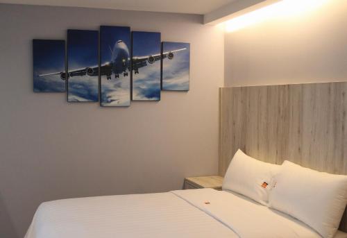 Ένα ή περισσότερα κρεβάτια σε δωμάτιο στο Hangar Inn TJ - Aeropuerto