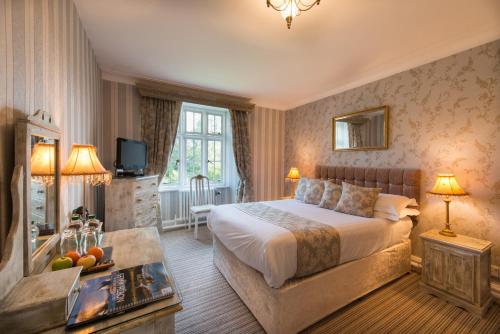 Postel nebo postele na pokoji v ubytování Maenan Abbey Hotel