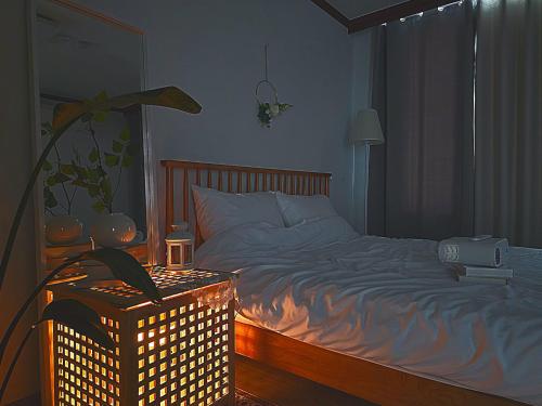 a bedroom with a bed with lights on it at 머물다 울산 울산공항 5분 태화강역10분 울산 병영성 in Ulsan