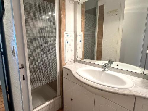 une salle de bain avec un lavabo et une douche dans l'établissement Studio climatisé pour 2 avec terrasse et parking près des plages - FR-1-338-613, à Sète