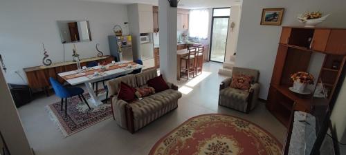 巴尼奥斯Casa TURI, independiente y garage的带两张沙发的客厅和厨房