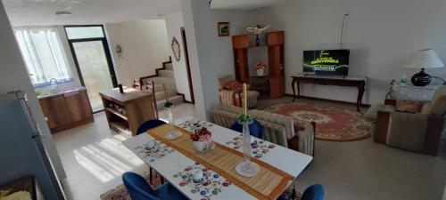 Casa TURI, independiente y garage的电视和/或娱乐中心