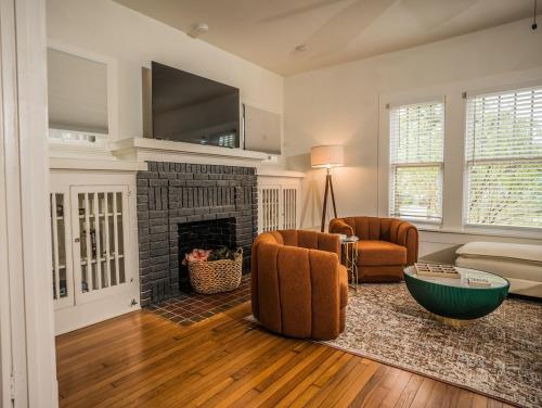 Una sala de estar con un sofá y una chimenea. en Location! Downtown San Antonio, Southtown, King William, en San Antonio