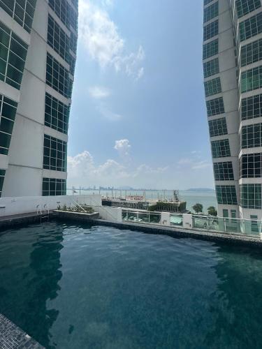 Kolam renang di atau dekat dengan HappySty by Golden Hour Maritime Suite