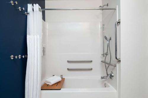 ein Bad mit Dusche und Duschvorhang in der Unterkunft Spark by Hilton Summerville in Summerville
