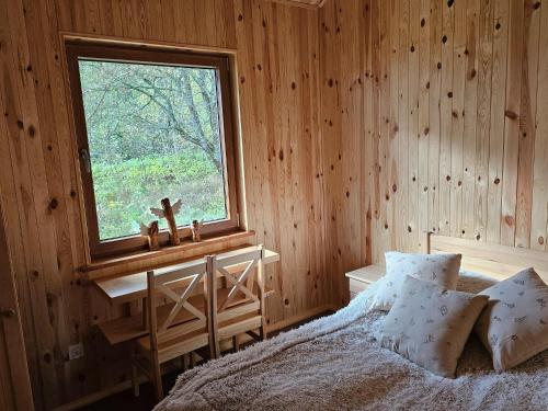 Postel nebo postele na pokoji v ubytování Single-story holiday home by the lake