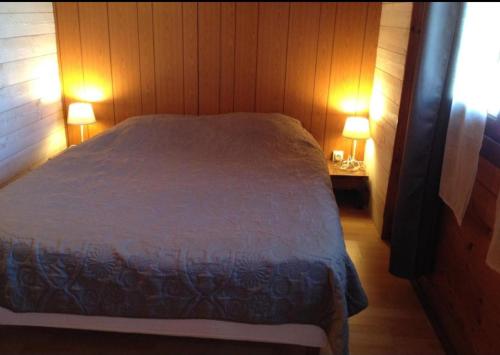 Les Bungalows les Vanilliers, Sud Sauvage avec piscineにあるベッド