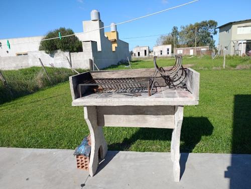 a bench sitting on the side of a yard at Posada Camet in Camet Norte