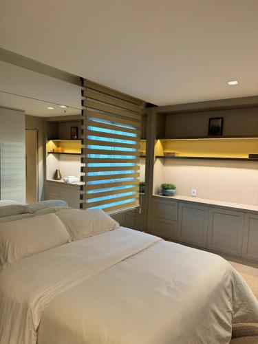 a bedroom with two beds and a window at Espetacular - Flat no Jade Hotel Brasília in Brasília