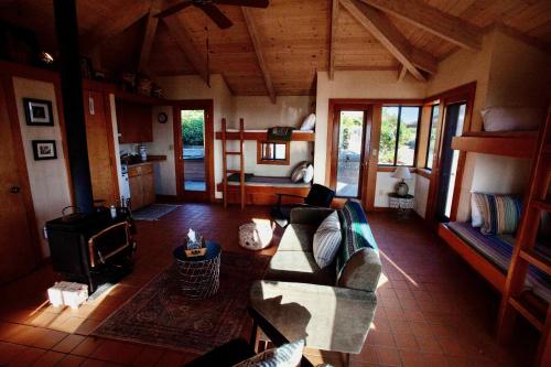 Χώρος καθιστικού στο Priest Ranch with Guest House and Pool