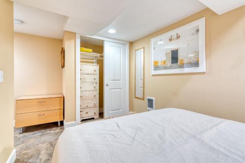 Ένα ή περισσότερα κρεβάτια σε δωμάτιο στο Stay Portland - Private Underground Getaway - 92 WalkScore