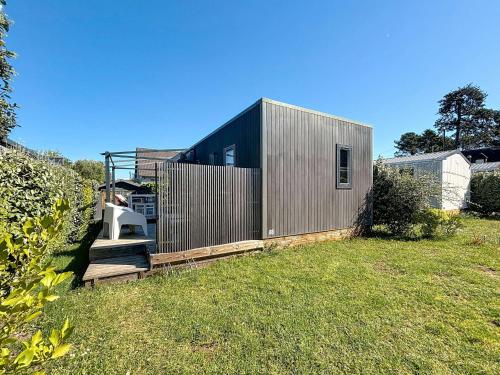 Mobil-home familial 40m² avec piscine chauffée, 200m de la plage, 6 pers, 3 ch, 2 sdb, terrasse - FR-1-361A-53