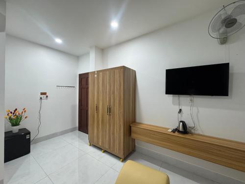 a room with a flat screen tv on a wall at Khách sạn Giang Thành, khu đô thị Tây Bắc, gần bến tàu đi Phú Quốc in Rach Gia