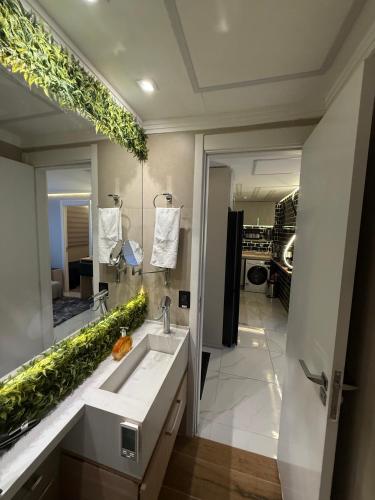 a bathroom with a sink and a mirror at 2 Dorm Completo Moderno Tecnológico e Decorado in Sao Paulo