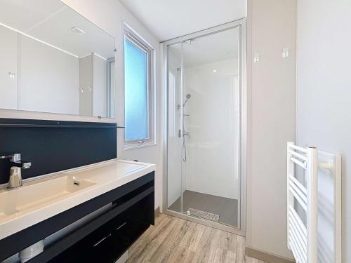 une salle de bain avec un lavabo et une douche dans l'établissement Mobil-home 4* Grand Confort, 200m plage, piscine, fitness, parking, ménage inclus, Wi-Fi gratuit - FR-1-361A-75, à Jullouville