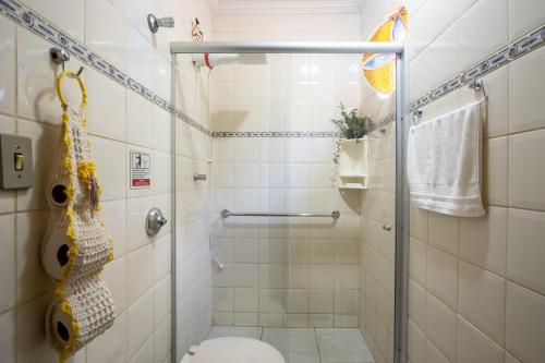 a bathroom with a shower and a toilet at Maravilhosa casa com piscina em Lagoa Santa in Lagoa Santa