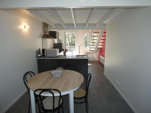 Photo de la galerie de l'établissement Notre-Dame-de-Monts : Appartement 4 pers, terrasse vue forêt - FR-1-540-322, à Notre-Dame-de-Monts