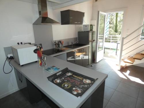 Photo de la galerie de l'établissement Notre-Dame-de-Monts : Appartement 4 pers, terrasse vue forêt - FR-1-540-322, à Notre-Dame-de-Monts