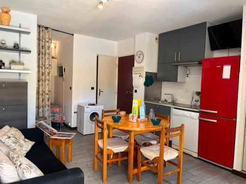 Photo de la galerie de l'établissement Gruissan : T2 Cabine Climatisé, Parking, Près du Vieux Village - FR-1-796-91, à Gruissan