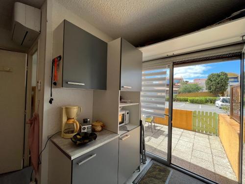 Photo de la galerie de l'établissement Gruissan : T2 Cabine Climatisé, Parking, Près du Vieux Village - FR-1-796-91, à Gruissan