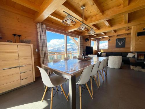 une cuisine et une salle à manger avec une table et des chaises dans l'établissement Chalet de prestige 10 pers, proche pistes, Wifi, stationnement - FR-1-505-223, à Notre-Dame-de-Bellecombe
