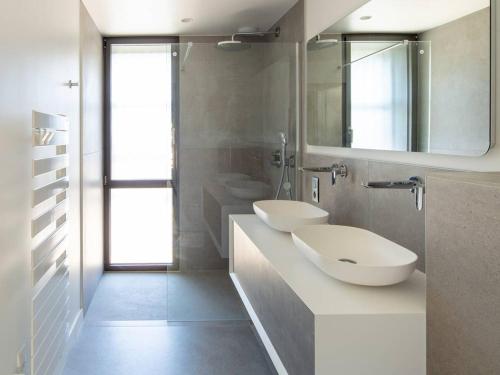 une salle de bain blanche avec deux lavabos et un miroir dans l'établissement Villa de Luxe Contemporaine à Hossegor - FR-1-791-39, à Soorts-Hossegor