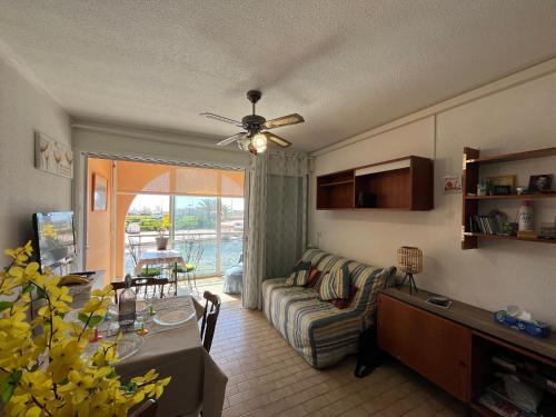 un salon avec un canapé et une table dans l'établissement Charmant 2P à Sète avec parking privé, vue sur canal - FR-1-338-614, à Sète