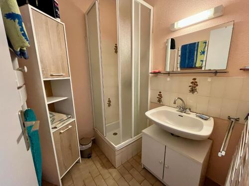 une petite salle de bain avec un lavabo et une douche dans l'établissement Charmant 2P à Sète avec parking privé, vue sur canal - FR-1-338-614, à Sète