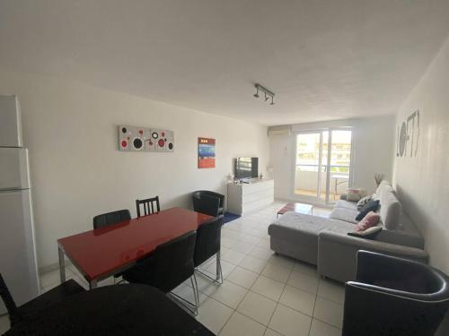 Appartement 3 Pièces Moderne avec Loggia, 6 Personnes, Proche Plage - FR-1-750-82