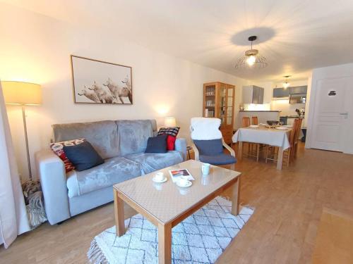un salon avec un canapé et une table dans l'établissement T2 cabine pour 4 pers, balcon, parking – Saint-Lary-Soulan - FR-1-457-379, à Saint-Lary-Soulan