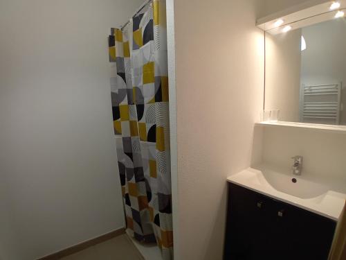 une salle de bain avec un lavabo et un rideau de douche dans l'établissement Appartement charmant proche plage avec terrasse et parking - FR-1-239-1119, à Labenne