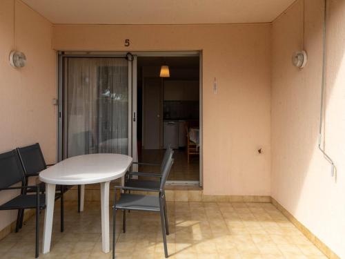 Photo de la galerie de l'établissement T2 Saint Clair 550m Plage, 4 Pers., Parking - FR-1-803-95, au Lavandou