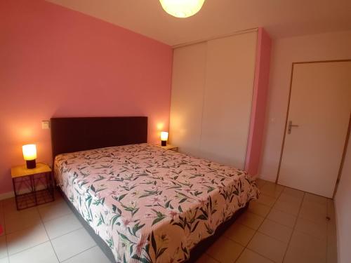 - une chambre avec un lit et deux lampes sur deux tables dans l'établissement Appartement charmant proche plage avec terrasse et parking - FR-1-239-1119, à Labenne