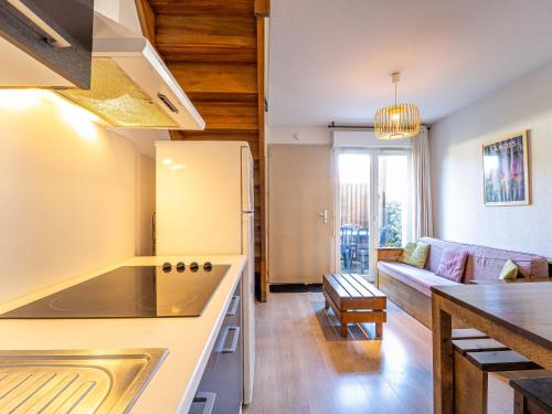 une cuisine et un salon avec un canapé et une table dans l'établissement Aureilhan - Appartement cosy 4 pers, à deux pas du lac - FR-1-50-174, à Aureilhan