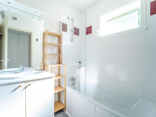 une salle de bain blanche avec un lavabo et une douche dans l'établissement Aureilhan - Appartement cosy 4 pers, à deux pas du lac - FR-1-50-174, à Aureilhan