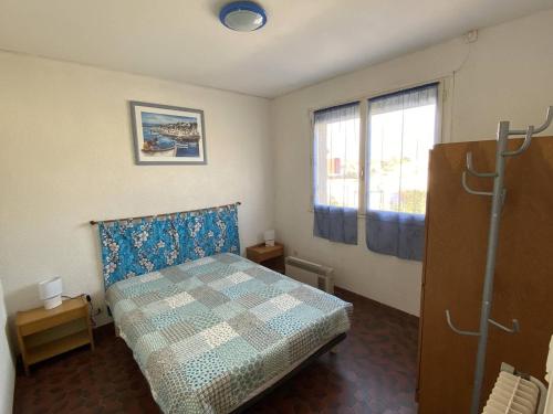 une petite chambre avec un lit et une fenêtre dans l'établissement Appartement lumineux à Canet-Plage, 2 chambres, proche de la plage - FR-1-750-84, à Canet