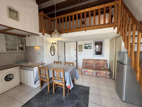 - une cuisine et une salle à manger avec une table dans l'établissement T2 Mezzanine près de la plage avec parking au Cap d'Agde - FR-1-749-99, au Cap d'Agde