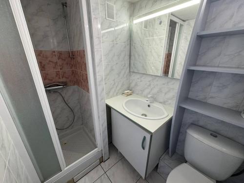 une salle de bain avec toilettes, lavabo et douche dans l'établissement T2 Mezzanine près de la plage avec parking au Cap d'Agde - FR-1-749-99, au Cap d'Agde