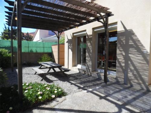 Appartement T2 calme avec terrasse et parking - 400m de la plage - FR-1-750-85