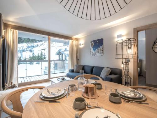 un salon avec une table et un canapé dans l'établissement Courchevel 1550 : Appart cosy 4 pers, animaux OK, accès SPA - FR-1-631-229, à Courchevel