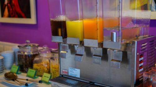 ein Mixer gefüllt mit verschiedenen Arten von Lebensmitteln in der Unterkunft Nova Suites Pattaya by Compass Hospitality in Pattaya