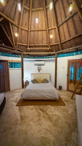 サンタ・マルタにあるLuxurious Santa Marta getaway - Villa Completaの天井の客室にはベッドルーム1室(大型ベッド1台付)が備わります。